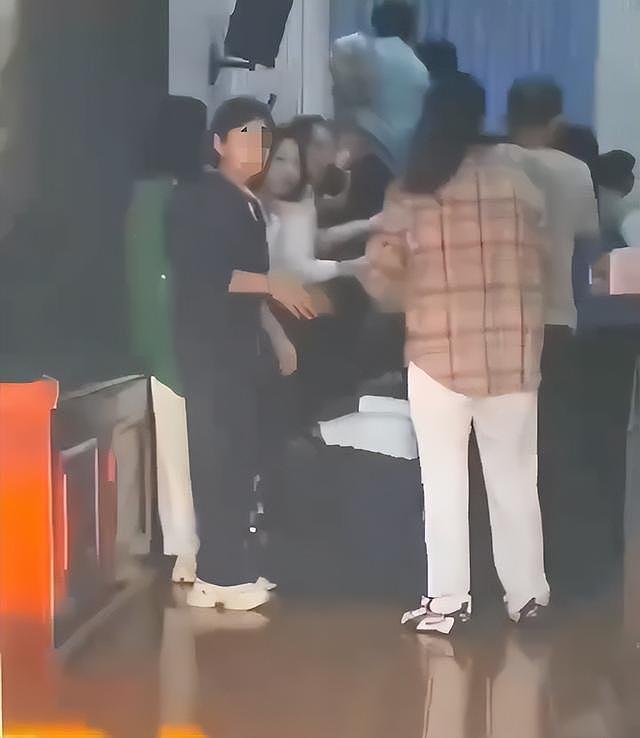 学校组织“愧疚教育”活动，家长跪一排学生蒙眼背上踩过（组图） - 3