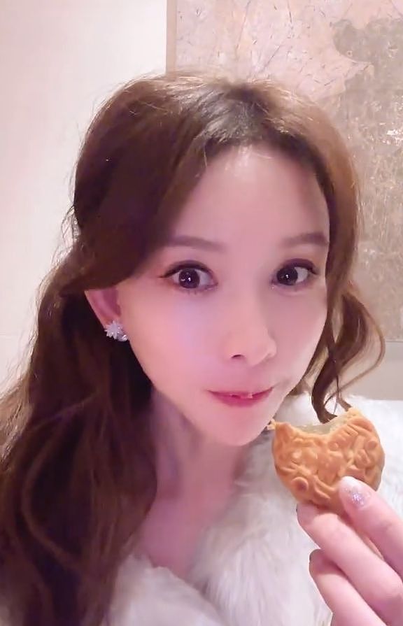 林志玲晒视频庆中秋,长卷发皮毛大衣显贵气,吃月饼津津有味(组图) - 3