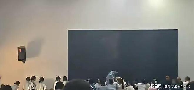 太荒谬！家长跪地让学生踩踏，这是什么教育？学校凌晨道歉（视频/组图） - 5