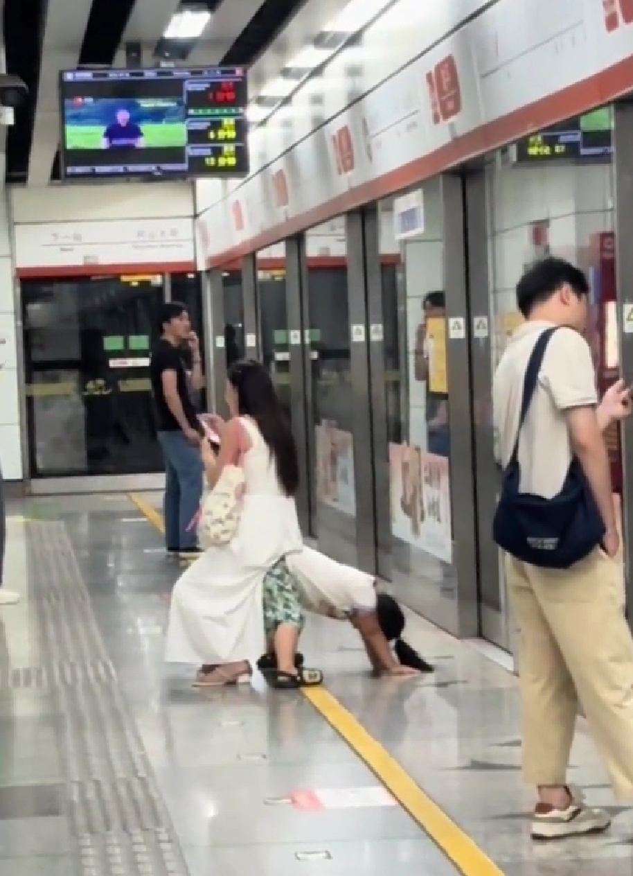 【爆笑】有钱人的豪车不仅有隔板还能隔音？一开始不理解！看到最后：难怪小说男女主亲热都不避人...（组图） - 24
