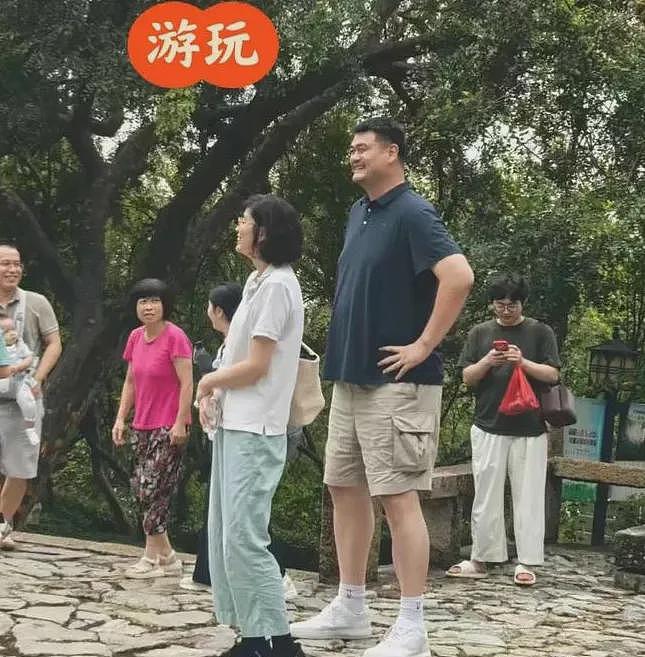 国庆偶遇姚明一家！15岁女儿身高惊人，比1米9妈妈还高（组图） - 1