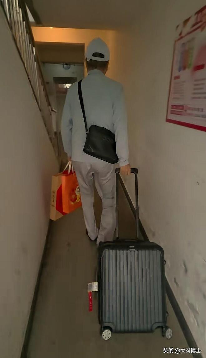 冯巩中秋回天津与哥姐团聚，亲自下厨炒菜，兄弟姐妹共用一张脸（组图） - 2