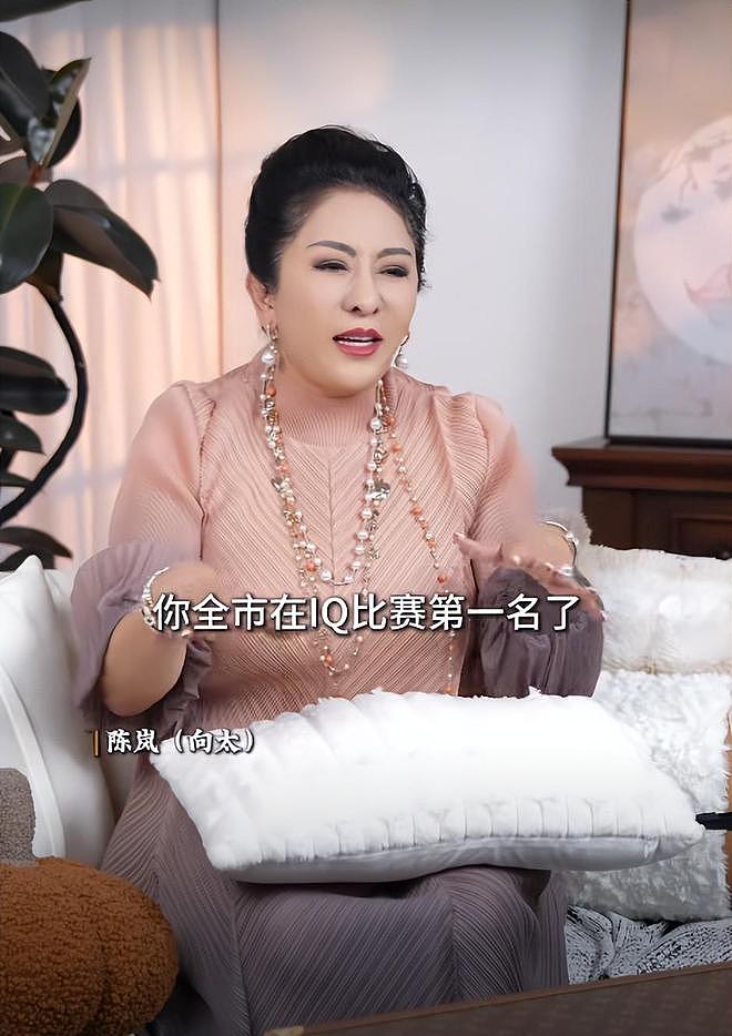 68岁向太自曝原生家庭:母亲嗜赌重男轻女,父亲跪着求她去做舞女(组图) - 7