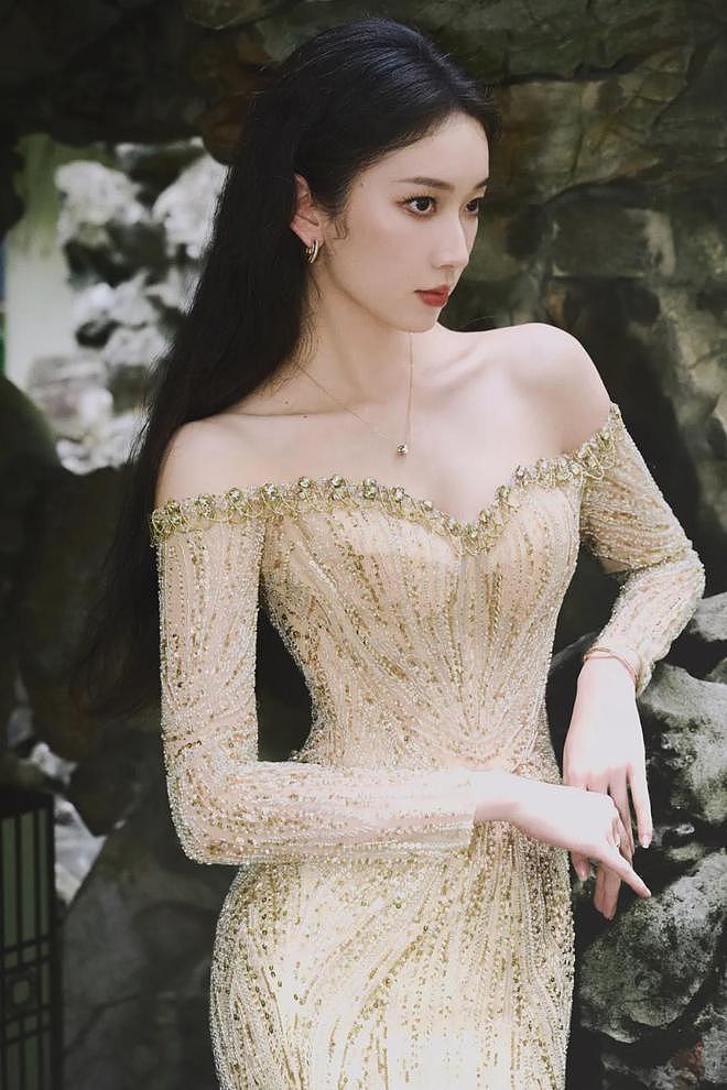 【美女】成都妹纸真空穿抹胸包臀长裙,性感妩媚,美艳动人(组图) - 2