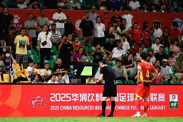 两人重伤VAR黑屏！1场中甲比赛，竟揭开了中国足球最后的遮羞布（组图） - 7