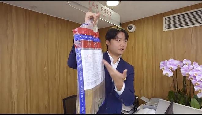 太疯狂！外国游客突然涌入上海狂买：豪掷11万买旗袍，一下买6台华为电脑……拖着行李箱冲去扫货（组图） - 5
