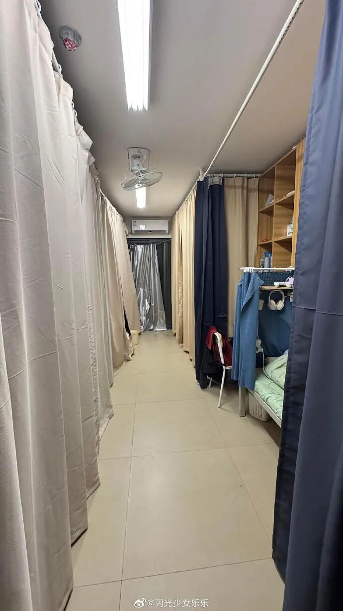 【爆笑】月薪四千可以买一个MiuMiu发夹吗？网友：就像上一个月班给你发一个发夹（组图） - 17