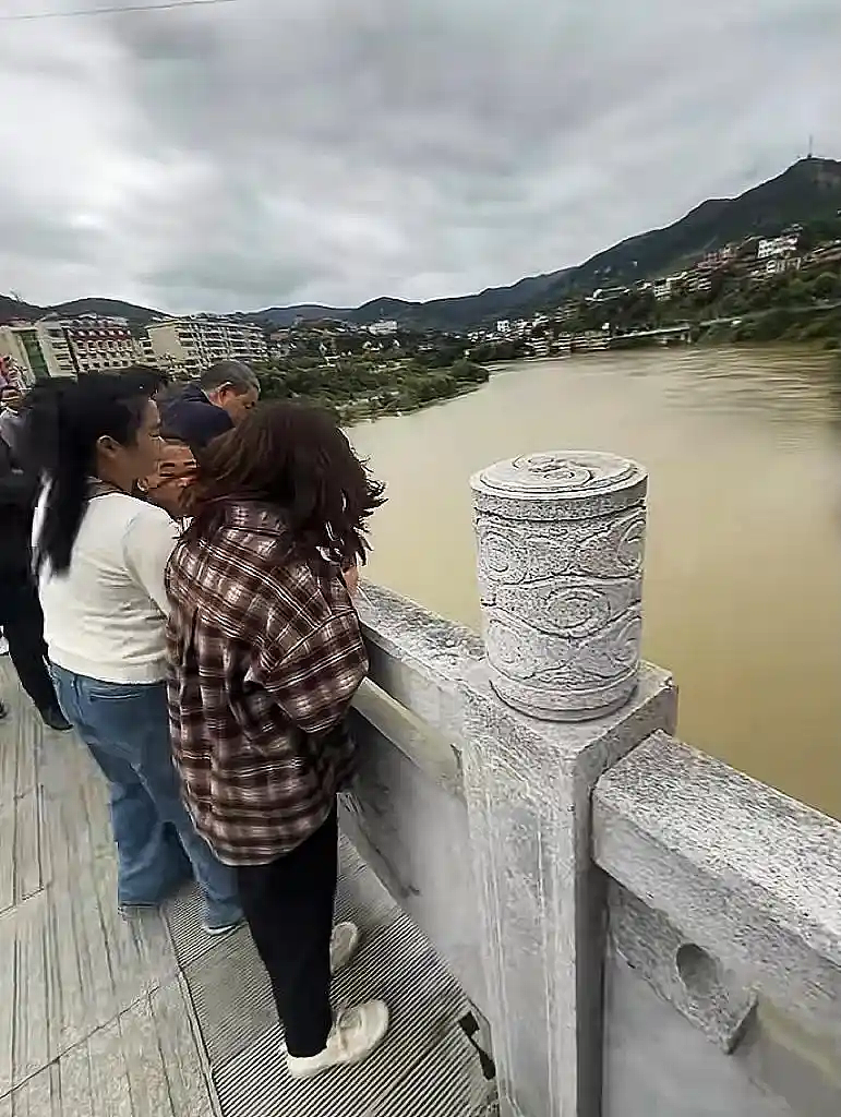 29岁新郎结婚当天跳河:毁掉他的,并不是女人(组图) - 3