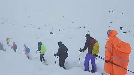 珠峰东侧暴雪！救援人员仍在努力营救约200名受困登山者（组图） - 1