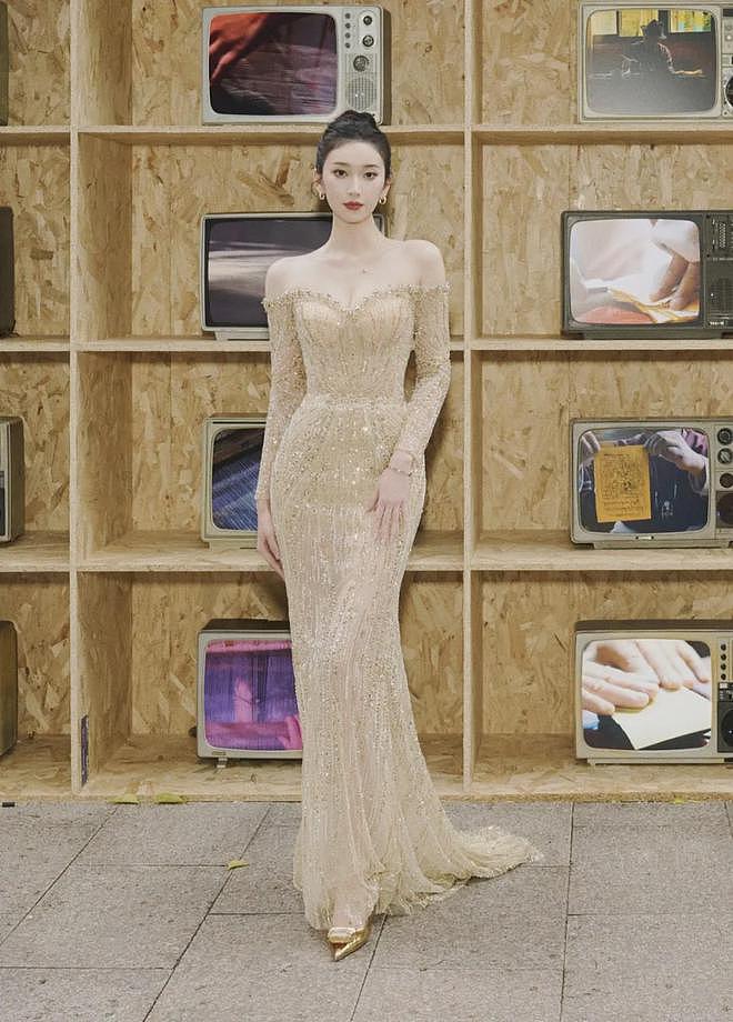 【美女】成都妹纸真空穿抹胸包臀长裙,性感妩媚,美艳动人(组图) - 5