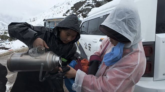 近千人因暴雪被困珠峰！亲历者回忆死里逃生：“根本挡不住，全身结冰”（组图） - 5