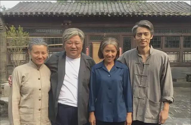 30岁家喻户晓,40岁在剧组发现意外怀孕,生下儿子,丈夫很宠她(组图) - 1
