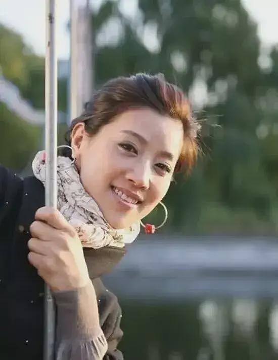 30岁家喻户晓,40岁在剧组发现意外怀孕,生下儿子,丈夫很宠她(组图) - 3