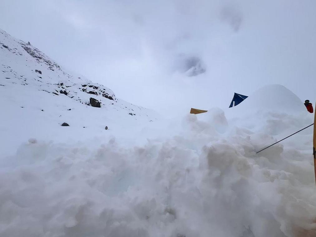 珠峰暴雪救援：嘎玛沟300多游客成功撤离，亲历者回忆“硬壳冲锋衣都防不住，全身结冰”（组图） - 5
