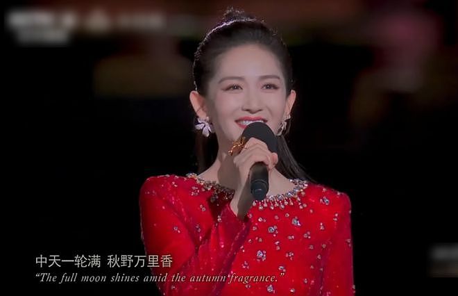 谢娜首次主持央视秋晚,离了何炅没人托底,录播也要依赖提词机(组图) - 1