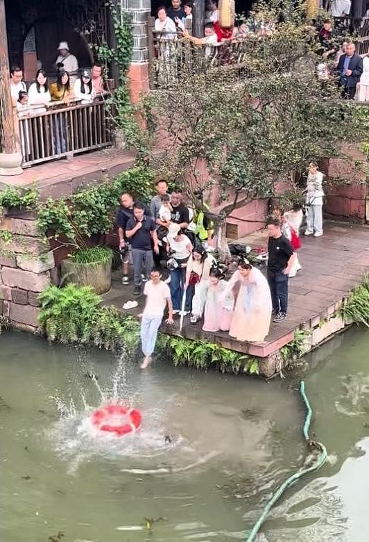 古装女游客拍照不慎坠湖，戴眼镜小伙下水施救（组图） - 1