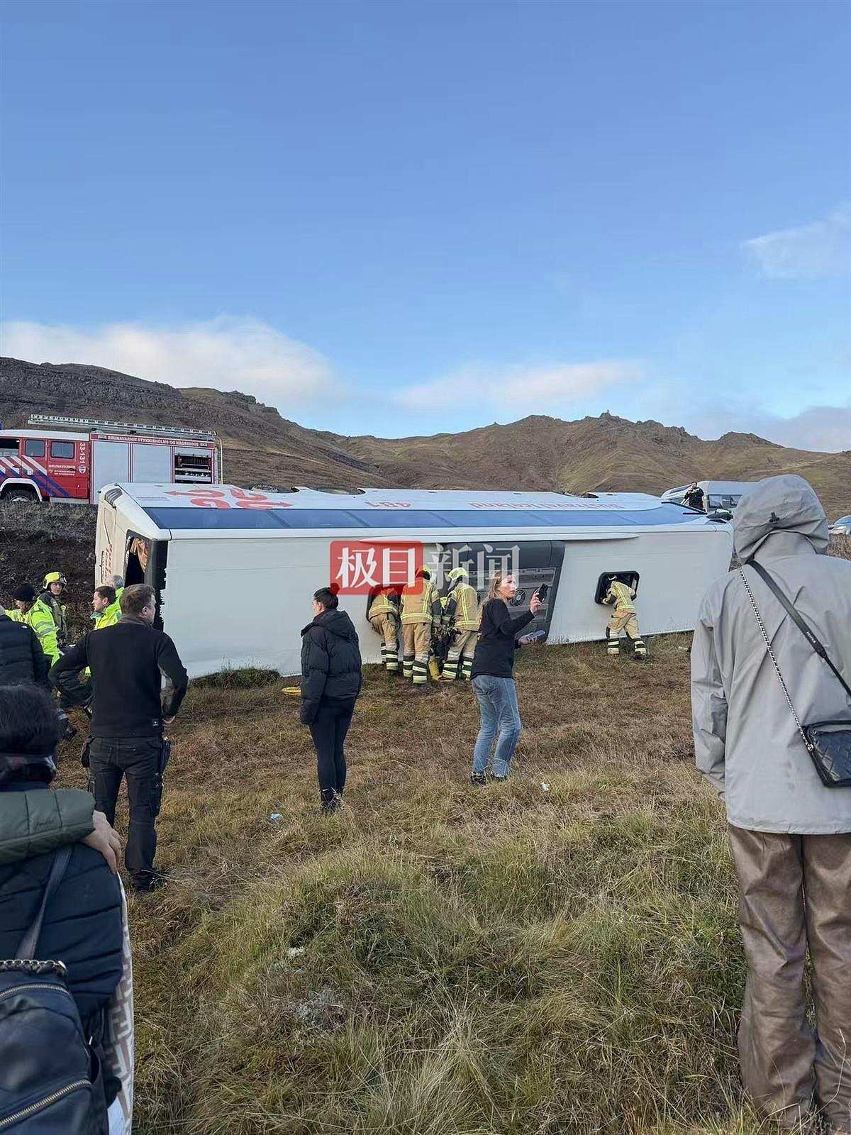 冰岛载有42人旅游巴冲出公路侧翻10余人受伤！车上一半为中国游客（组图） - 2