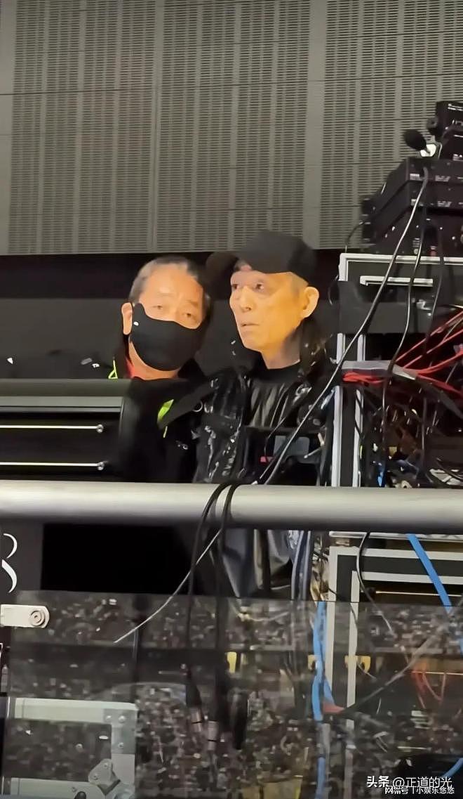 张艺谋坐镇张艺兴演唱会现场观众称舞美规模似奥运会鸟巢座无缺席（组图） - 1