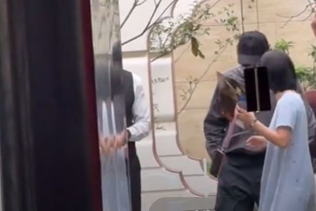 43岁胡歌和老婆上海看房，黄曦宁素颜但很自信，穿的像个孕妇（组图） - 4