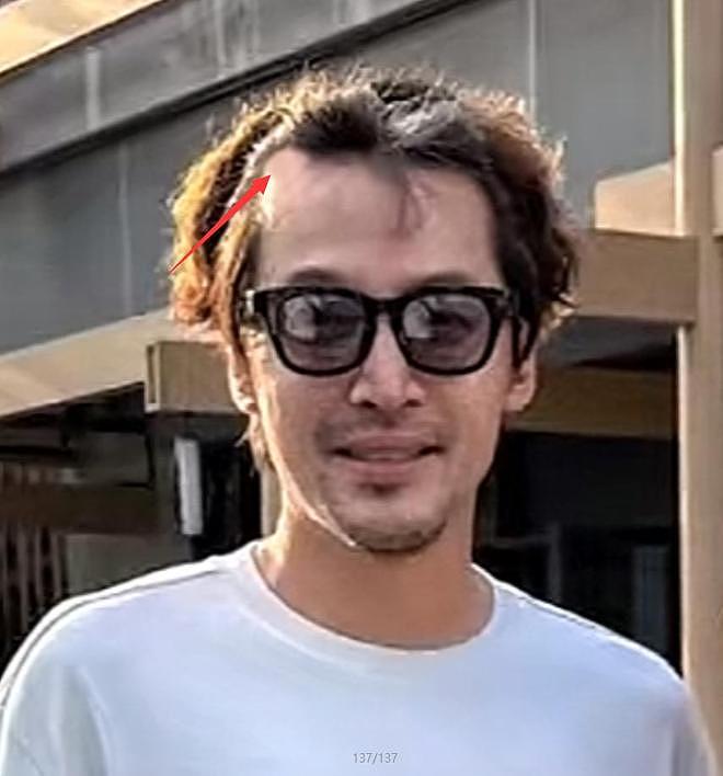 胡歌上海买房被偶遇,头顶秃了一大片,老婆黄曦宁陪同(组图) - 9