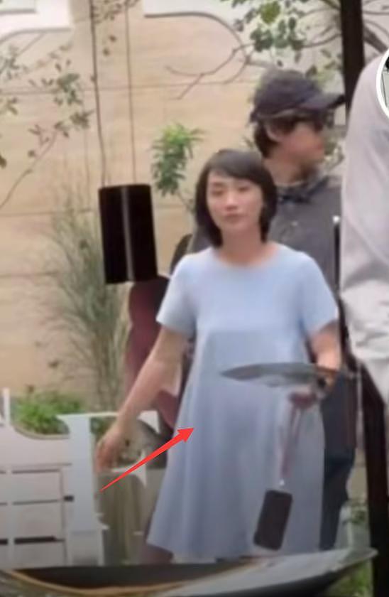 胡歌上海买房被偶遇,头顶秃了一大片,老婆黄曦宁陪同(组图) - 4