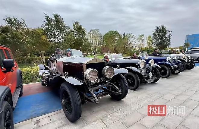 青甘大环线有老外开敞篷老爷车行驶,其中有1955款的劳斯莱斯,多名网友偶遇打卡拍照(组图) - 3