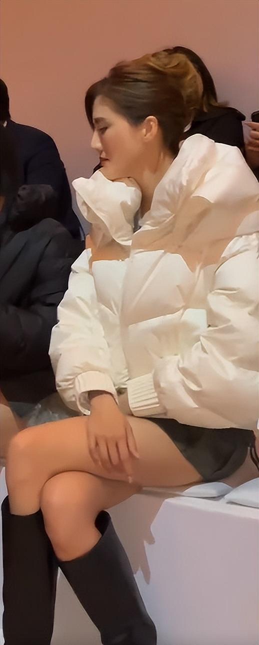 波司登巴黎秀，郭晶晶穿龟背富态，吴千语脸寡嘴歪，董洁咋肿成这（组图） - 10