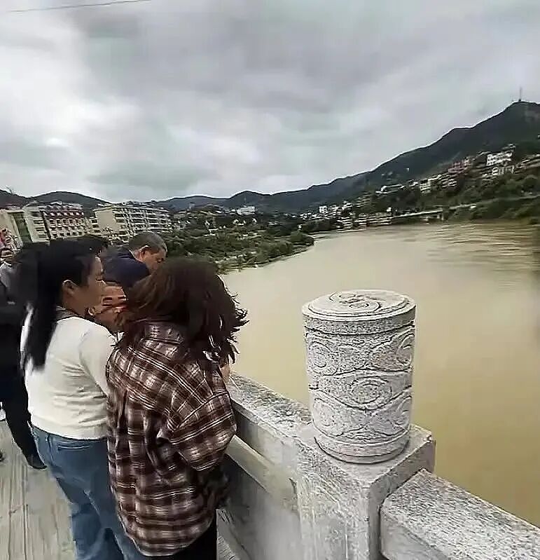 结婚当天,他跳河自杀了(组图) - 2