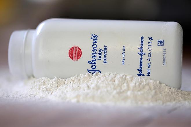 强生爽身粉致癌案新进展:被判赔单一原告近70亿元!创15年来纪录,仍有超6万起诉讼(组图) - 1
