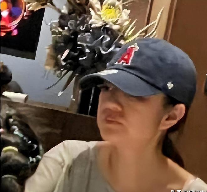 44岁安以轩带儿女聚餐，老公被抓3年后，她满脸皱纹老到认不出（组图） - 1