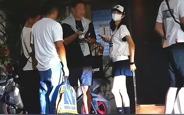 44岁安以轩素颜憔悴带两娃,曾经生娃被奖励24亿的老公被判入狱(组图) - 9