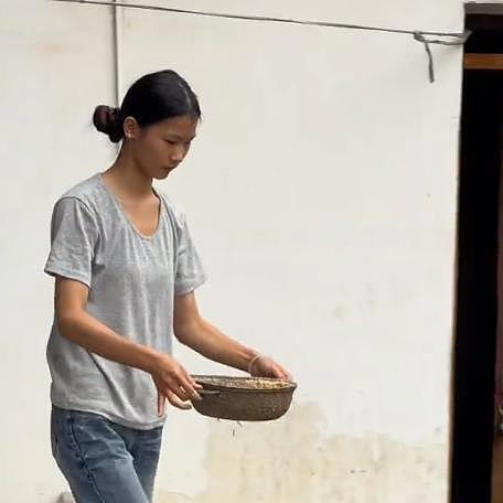 垃圾堆走出的超模!19岁女孩身高181cm,帮男友父亲捡破烂被挖掘(组图) - 11