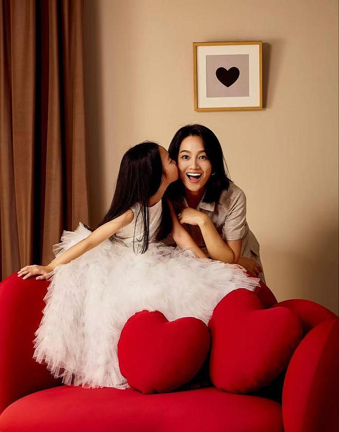 朱丹8岁女儿正面照首曝光,眉眼间神似爸爸周一围,从容气质(组图) - 4