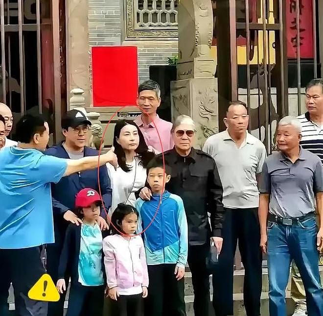 波司登巴黎秀，郭晶晶穿龟背富态，吴千语脸寡嘴歪，董洁咋肿成这（组图） - 5