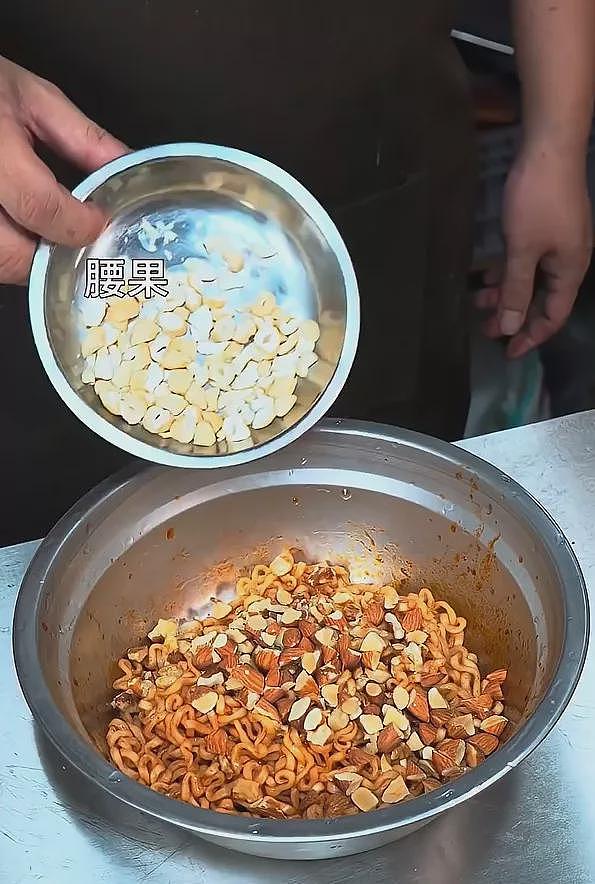 “方便面月饼”震惊网友： 感动到眼泪从嘴角流下（视频/组图） - 6