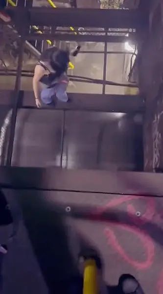 俩纽约少女殒命地铁车顶，凌晨溜出家寻刺激，父母曾劝阻却无效（组图） - 3