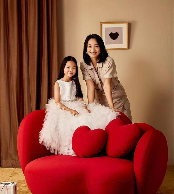 朱丹8岁女儿正面照首曝光,眉眼间神似爸爸周一围,从容气质(组图) - 2