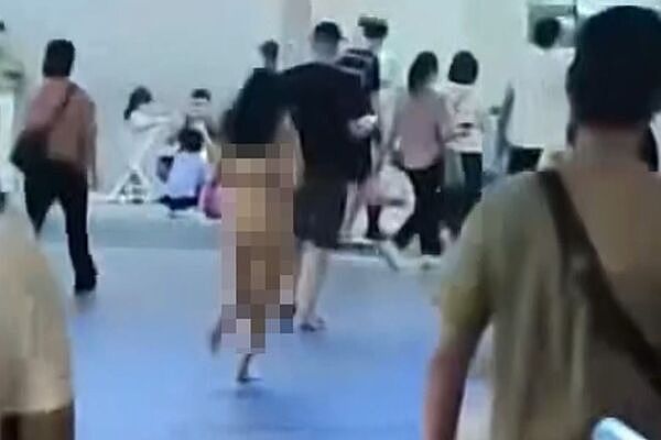 澳门裸女横躺手扶梯！网见内衣裤散落一地吓喊：被台风吹走吗（组图） - 2