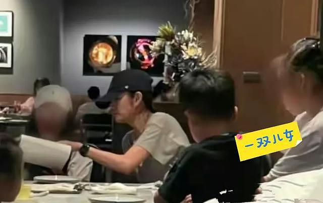 44岁安以轩素颜憔悴带两娃,曾经生娃被奖励24亿的老公被判入狱(组图) - 2