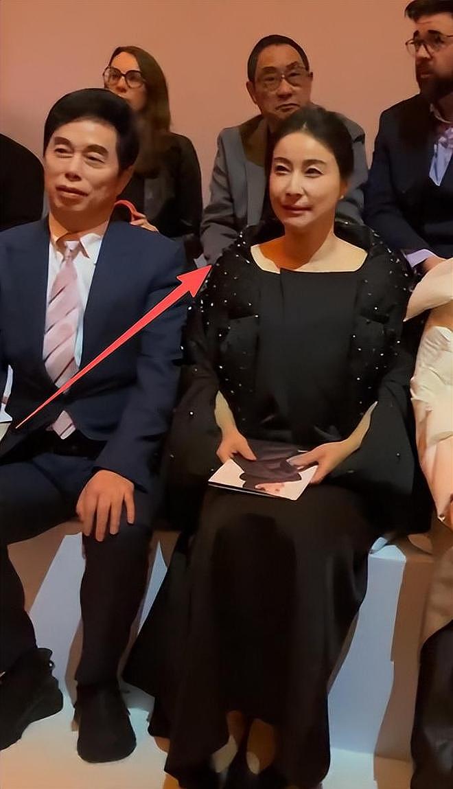 波司登巴黎秀，郭晶晶穿龟背富态，吴千语脸寡嘴歪，董洁咋肿成这（组图） - 8