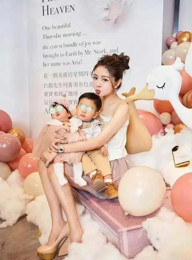 44岁安以轩素颜憔悴带两娃,曾经生娃被奖励24亿的老公被判入狱(组图) - 6