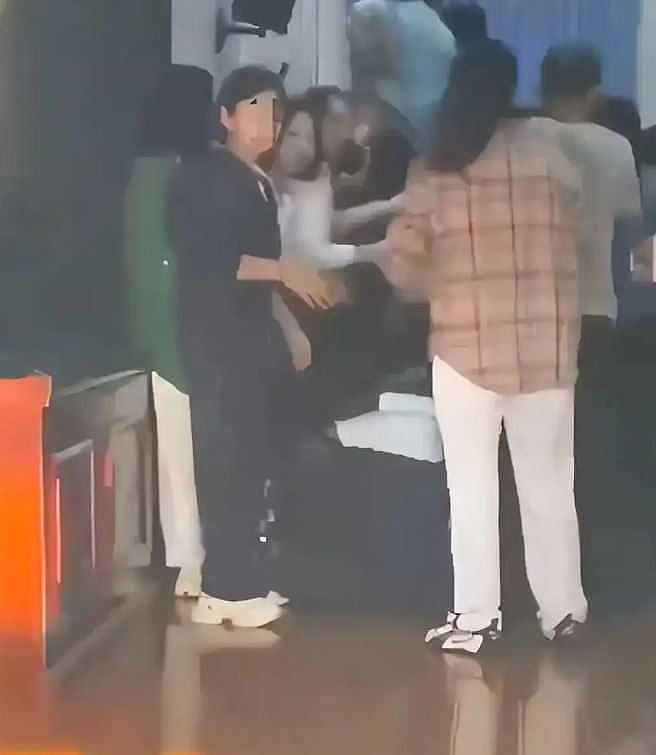 家长跪一排给学生踩!河南高中搞愧疚教育引爆热议,官媒怒批:罪恶感式情绪勒索(视频/组图) - 6