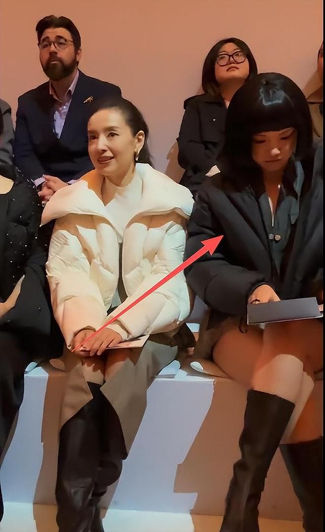 波司登巴黎秀，郭晶晶穿龟背富态，吴千语脸寡嘴歪，董洁咋肿成这（组图） - 20