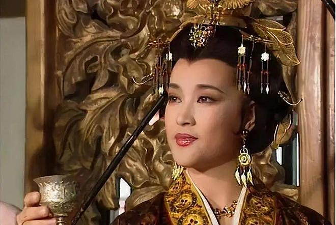 75岁刘晓庆美国聚餐，不化妆露出“真容”，老态龙钟反倒更好看了（组图） - 5