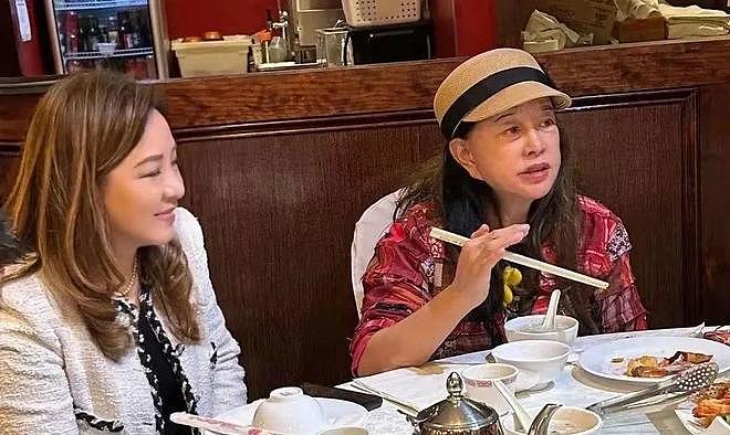 75岁刘晓庆美国聚餐，不化妆露出“真容”，老态龙钟反倒更好看了（组图） - 3