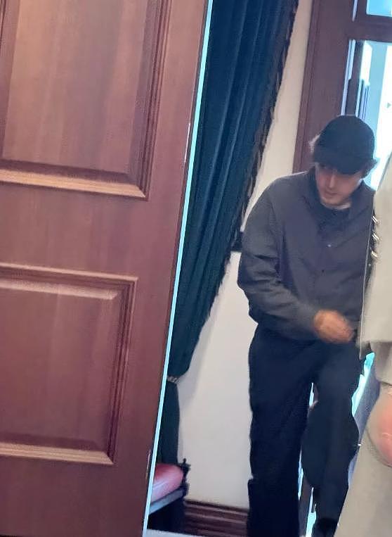 胡歌上海买房被偶遇,头顶秃了一大片,老婆黄曦宁陪同(组图) - 7