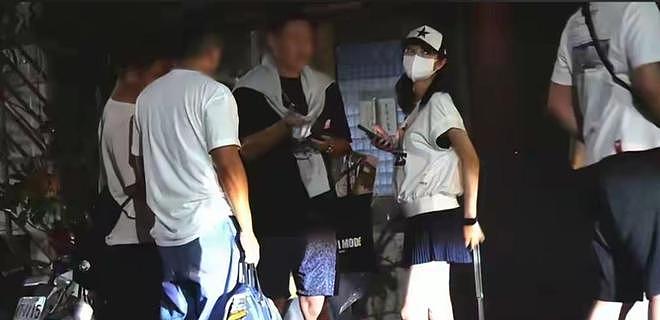 44岁安以轩带儿女聚餐,老公被抓3年后,她满脸皱纹老到认不出(组图) - 13