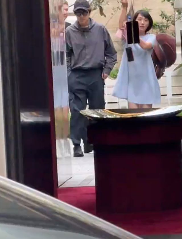 43岁胡歌和老婆上海看房，黄曦宁素颜但很自信，穿的像个孕妇（组图） - 2