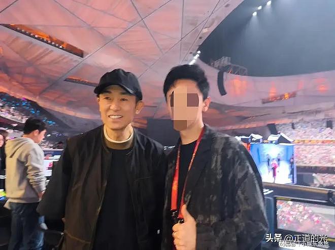 张艺谋坐镇张艺兴演唱会现场观众称舞美规模似奥运会鸟巢座无缺席（组图） - 2