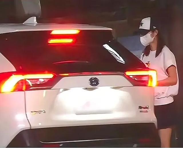 44岁安以轩素颜憔悴带两娃,曾经生娃被奖励24亿的老公被判入狱(组图) - 10